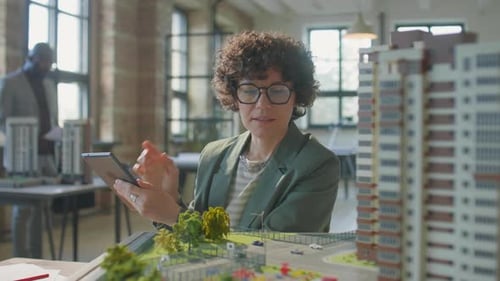 Arquitecta que utiliza una tableta digital en el trabajo en la oficina