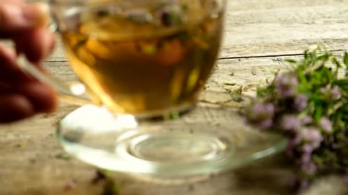 Thé au thym dans une tasse transparente