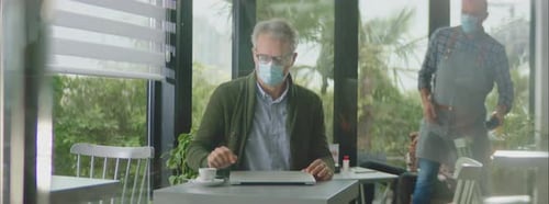 Kunde im Café zahlt mit Handy
