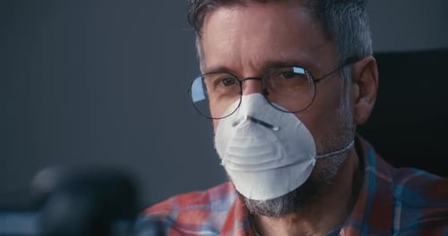 Hombre con máscara facial con llamada telefónica