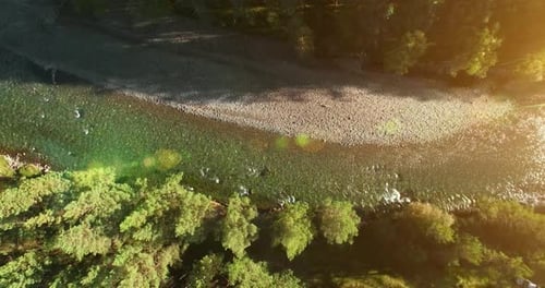 Mittlerer Flug über den frischen und sauberen Mountain River am sonnigen Sommermorgen. Vertikale Bewegung