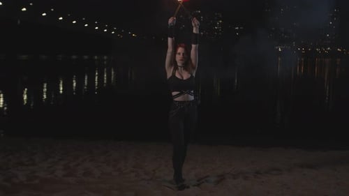 Pretty Firegirl jonglierend beleuchtete Fackeln im Sitzen