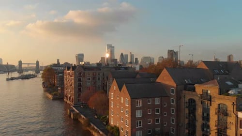 Die Gründung einer Crane Drohne schoss über Londoner Wohngebäude in Richtung Sonnenuntergang im Stadtzentrum