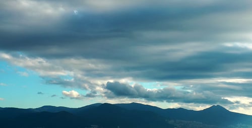 Die Wolken und die Berge im Zeitraffer