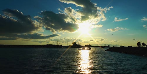 Barco de pesca y puesta de sol