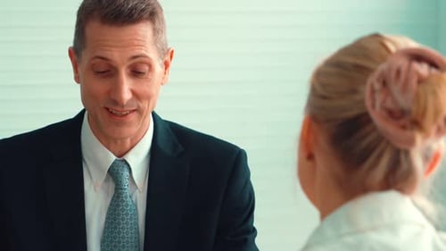 Arbeitssuchender im Vorstellungsgespräch mit dem Manager