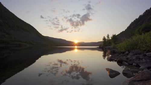 Coucher de soleil sur la rivière tranquille
