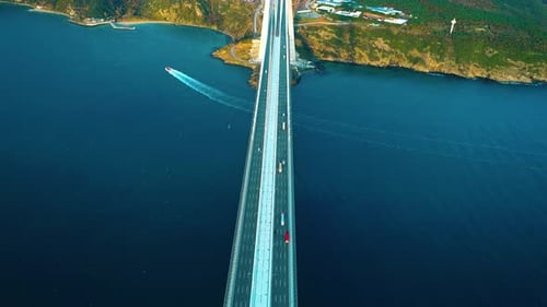 Blaues Meer und Brücke