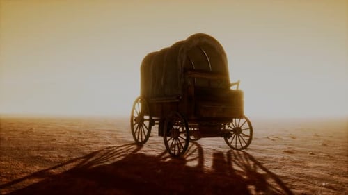 Vagón retro cubierto de lona en el desierto al atardecer