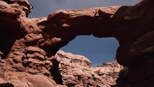 Arche en pierre rouge dans le parc du Grand Canyon