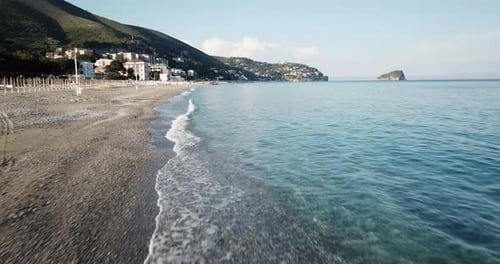 Drohnenansicht eines italienischen Strandes mit Wellen. Luftaufnahme