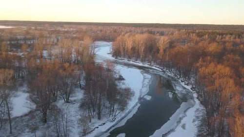 Gefrorener Fluss im Winterwald