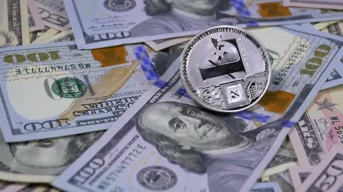 Silver Litecoin Coin LTC tourne, tourne, tourbillonne, tourne et tombe sur la table avec des dollars. Lent