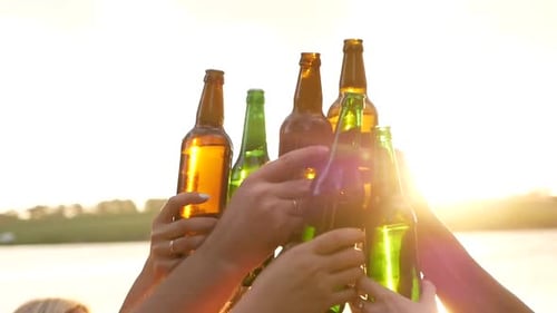 Um grupo de jovens felizes se divertindo juntos