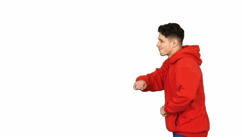 Homme danseur tendance marchant et dansant sur fond blanc