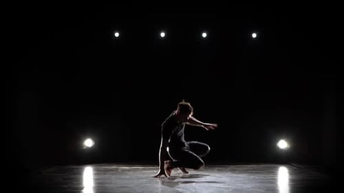 Junger Mann tanzt Breakdance im Studio