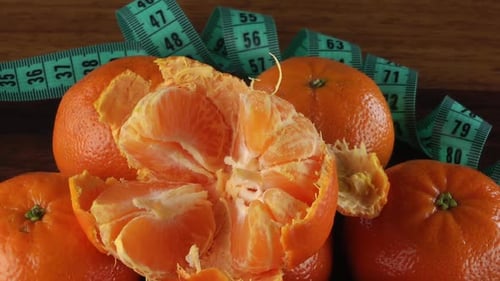 Mandarin und Maßband drehen 7
