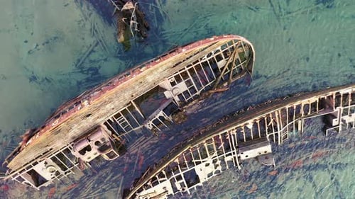 Barco marítimo destruido cerca de la costa