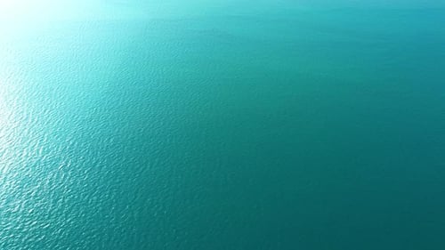Drone aérien 4K de belles vagues de la mer, survol de la mer.