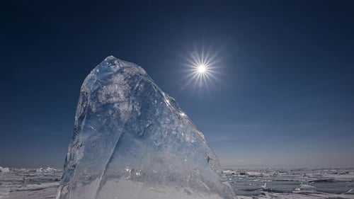 Zeitraffer der Sonne durch transparente Eisscholle auf gefrorenem See