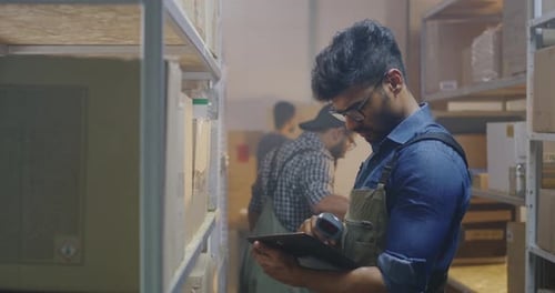 Arbeiter aktivieren Kästchen in einem Distributionszentrum
