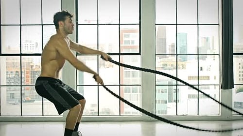 Sportliches Crossfit-Training für Männer in Zeitlupe