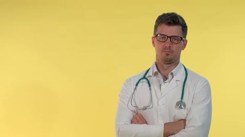 Beau docteur en blouse de laboratoire écartant les mains sur les côtés et montrant qu'il ne fait rien