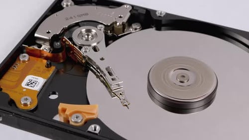 Disque dur ouvert avec plateau rotatif. Tête magnétique pour mouvement d'écriture