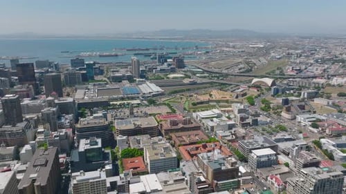 Panoramabilder von der Stadt mit dem Hafen in der Ferne
