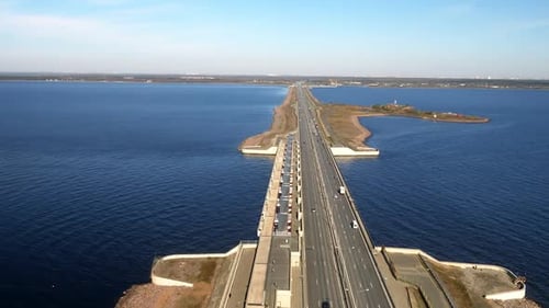Une autoroute en Russie passe sur le barrage