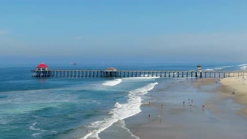Vista aérea del muelle, la playa y la costa de Huntington durante un soleado día de verano