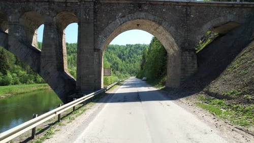 Brücke mit Bogen