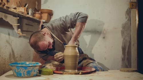 Manly Potter macht Form einer Keramikvase in der Werkstatt