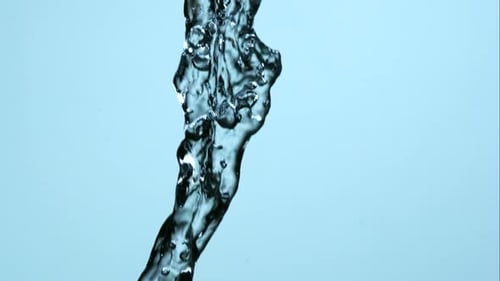 Gießen und Spritzen von Wasser in Ultrazeitlupe 1500 fps auf einer reflektierenden Oberfläche - WATER POURS 159