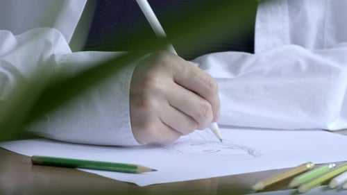 Maler malt ein Bildporträt einer schönen Frau oder ein Selbstporträt