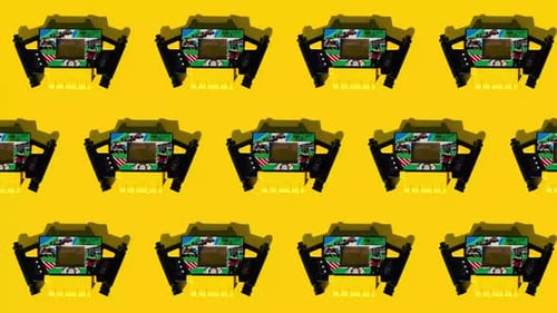 Fila de consolas de juegos en movimiento sobre fondo amarillo