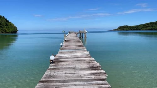 Gehen Sie auf der hölzernen Insel Koh Kut