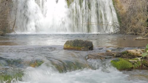 Kaltwasser Berg Fluss Quelle Wasserfall erfrischende Szene 4K 2160p 30fps UltraHD Video - Fluss Spr
