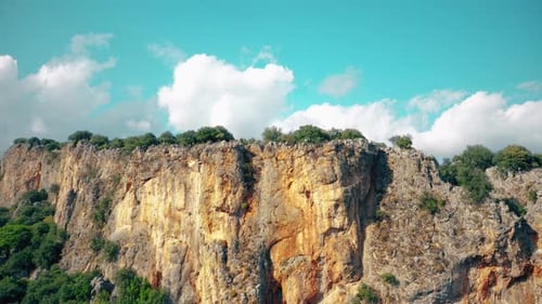 Impresionante paisaje de formaciones rocosas y montañas
