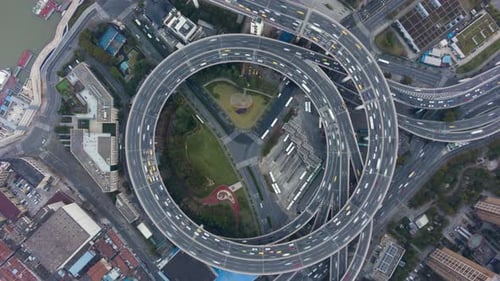 Circular en el cruce de Nanpu Road Circulo de tráfico. Shanghái, China. Vista aérea vertical de arriba hacia abajo