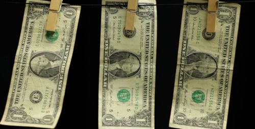 Drei Dollar hängen an einem Seil auf Schwarz