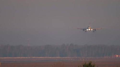 Flugzeug landet verschwommener Schuss