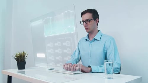 In naher Zukunft meldet sich der stilvolle Mann in seinem High-Tech-Computer mit transparentem Display und Schecks an