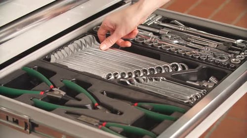 Mechaniker wählt notwendiges Werkzeug für die Arbeit im Autoreparaturservice