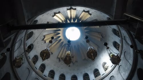 À l'intérieur de la plus sainte église