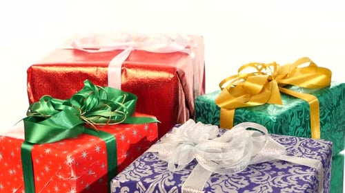 Verschiedene Boxen, Geschenke gebunden mit Bändern und Schleifen, isoliert auf weißem Hintergrund, Rotation