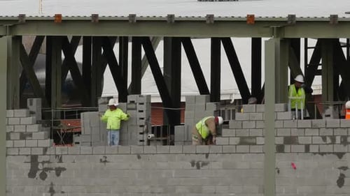 Los trabajadores de la construcción construyen un muro Timelapse