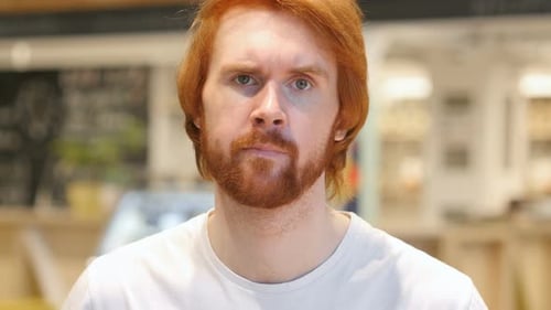 Rothaariger Bartmann schüttelt den Kopf, um Angebot abzulehnen, Nein