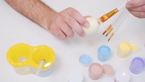 Eine Meisterklasse zum Färben von Eiern mit Farben