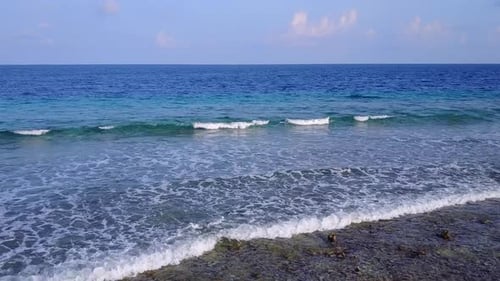 Paysage ensoleillé de l'île, plage par lagon et fond de sable près des vagues